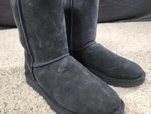 NEW UGG Classic Short II Black Sheepskin Boots Size 7